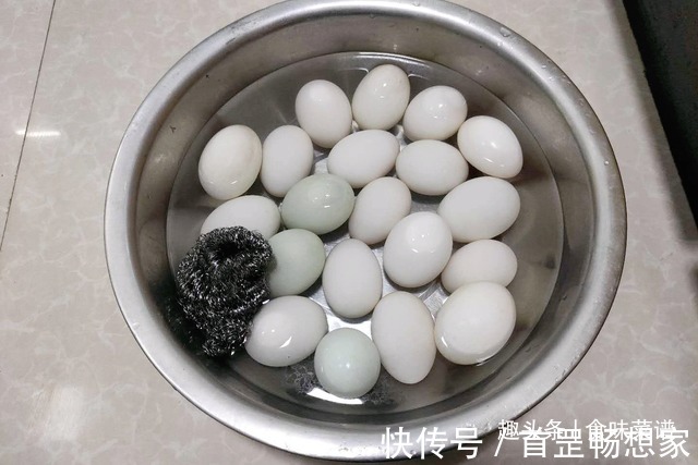 独家|独家腌制咸鸭蛋,不用坛子不用泥,28天个个流油起沙,咸鲜甘香