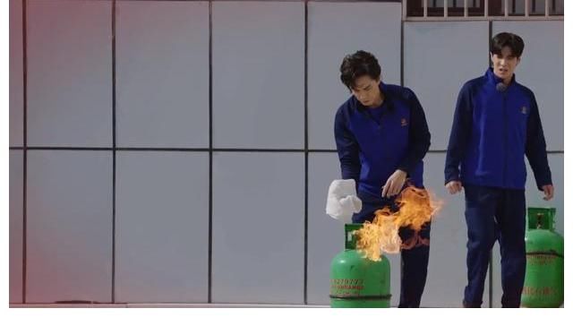面对着火的煤气罐，陈小春张智霖张晋的反应大不同，细节看出教养