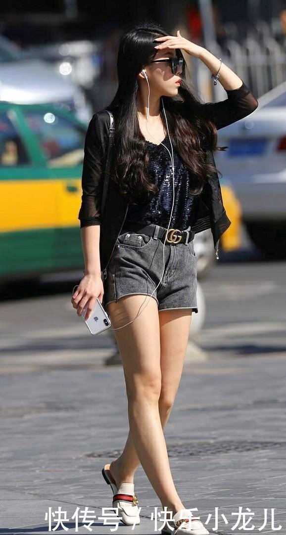 下装搭配高腰牛仔裤,十分的亮眼惹火啊