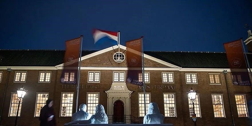 lucas&这位雕塑家的一个作品,让看到的人,戒掉对手机的依赖