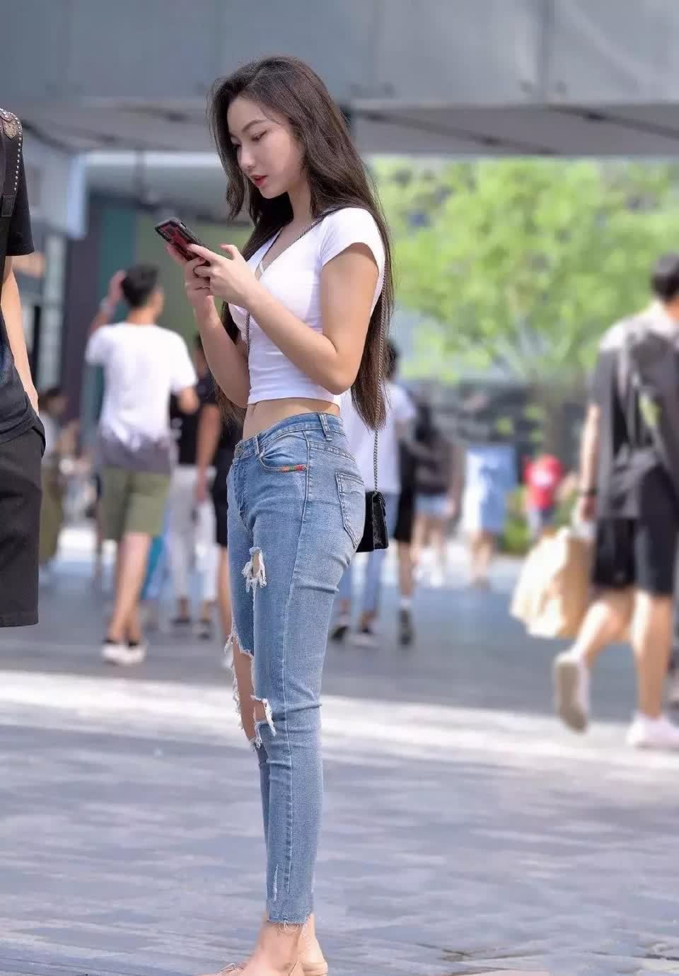 牛仔 白色紧身半袖搭破洞牛仔的气质阿妹, 微胖的身姿好迷人!