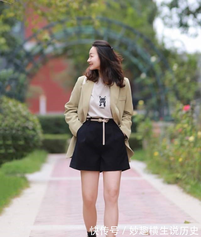 T恤 微胖女生怎么穿才好看西服外套搭配T恤和黑色短裤,显高又显瘦