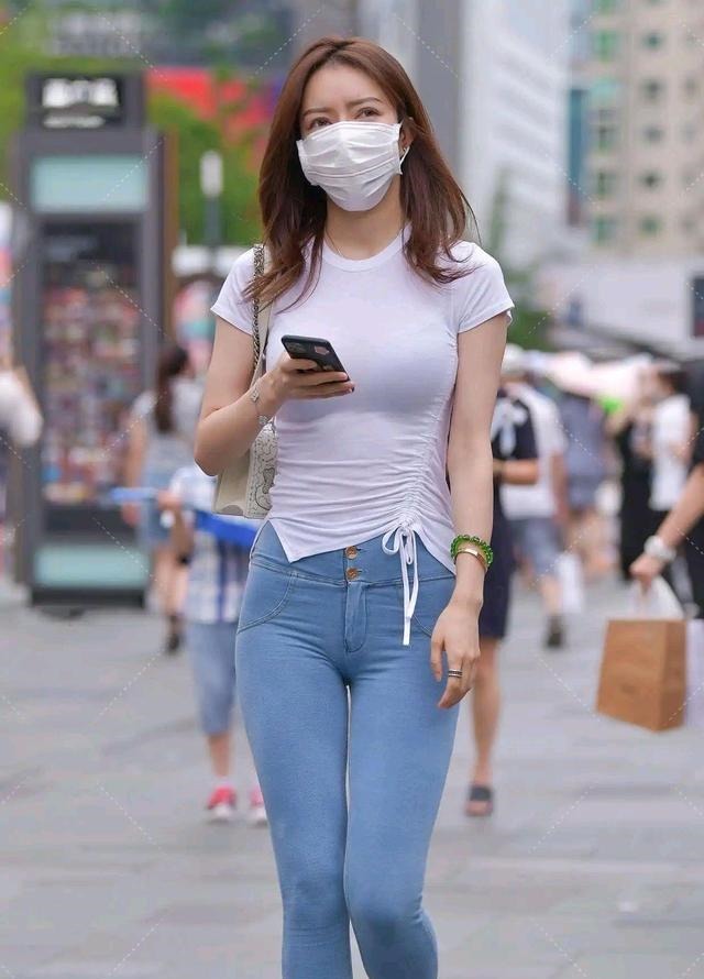 非对称 非对称设计的抽绳短袖,搭配紧身牛仔裤,时髦个性还不失女人味!