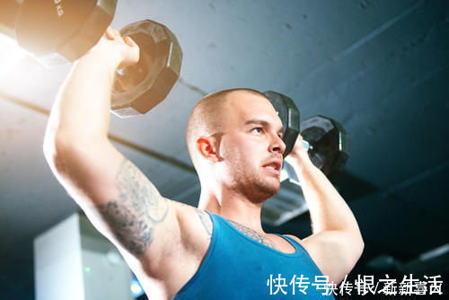 健身房|想要练出完美胸肌一对哑铃就够了，我来告诉你怎么练