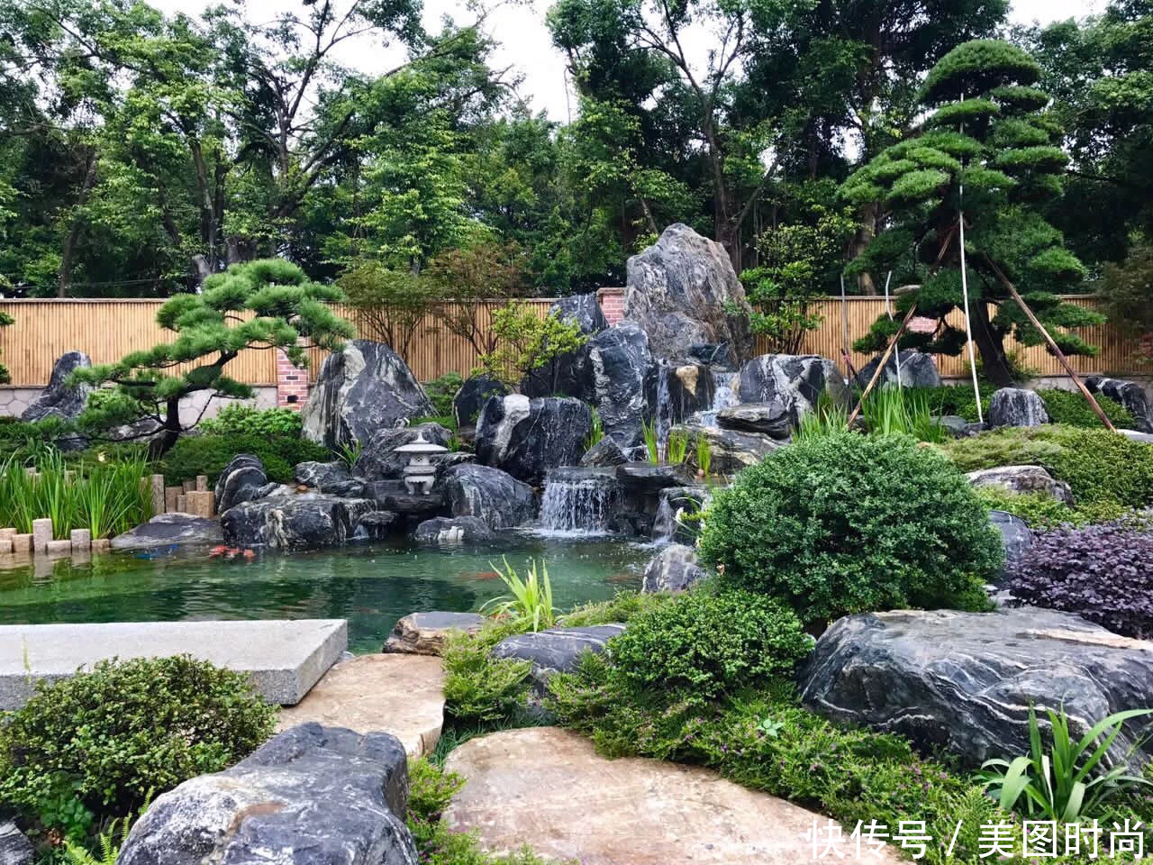13个庭院鱼池设计,在院里建造一个假山鱼池,赏花观鱼太美了