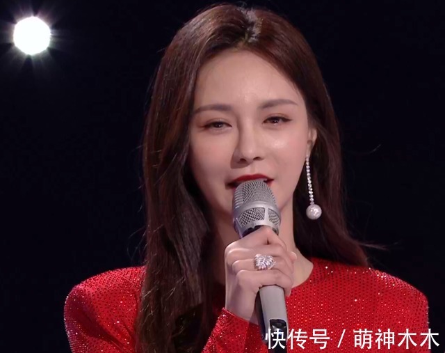 湖南台新主持跨年亮相即翻车,找不到镜头不会接话,何炅都带不动