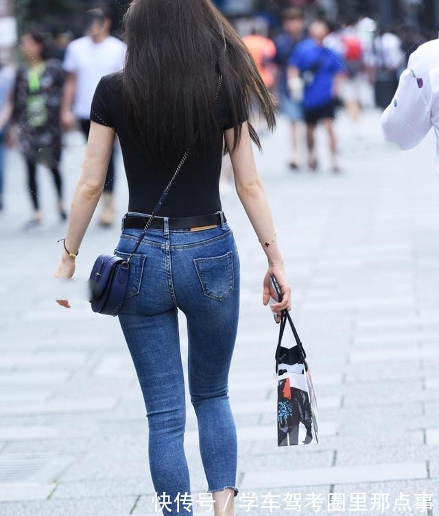 大众 小众圆领黑色针织短衫的穿搭,性感显白,女人味十足!