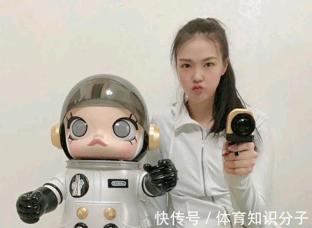 中国女排|张常宁满血归来!女排主攻面色红润气色佳,叉开双腿做出可爱手