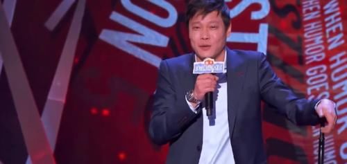 吐槽大会要用提词器,是害怕嘉宾乱说话,就连李诞也会看