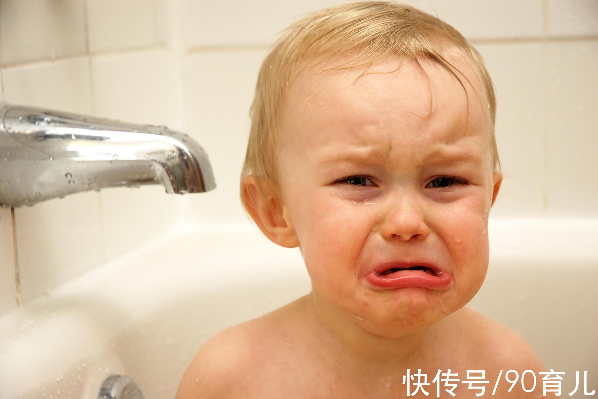 浴室|冬天别给孩子洗这三种澡，症状越洗越严重，宁可让孩子脏着也别洗