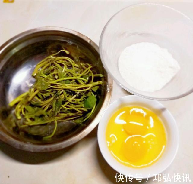 香椿也能做成小甜品，1把香椿2个蛋，撒把面粉成面卷
