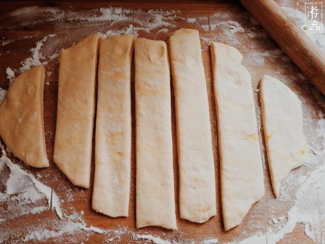 在家炸油条详细解析提前一天用温牛奶和面,下锅前必须使劲拉扯