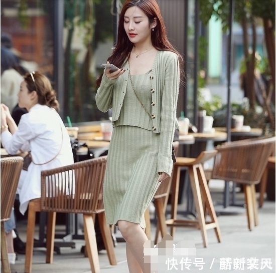 a238|美女街拍:穿着休闲简约的妹子,轻熟妩媚,走在大街依旧耀眼!