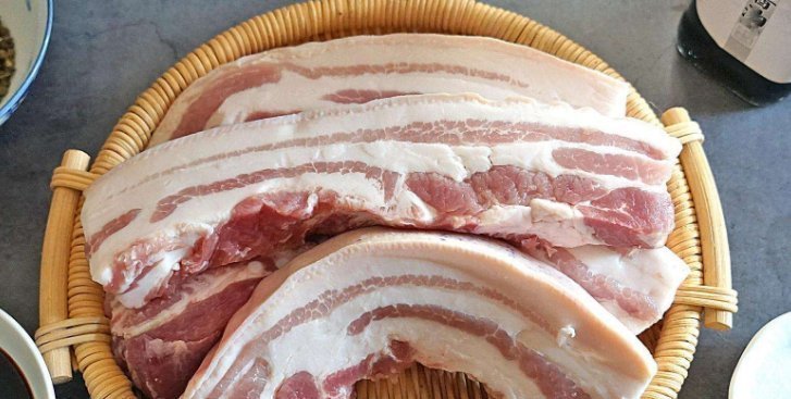 把猪肉放|猪肉别再用清水洗,学会这个“绝招”,脏东西自己跑出来,不知道就太可惜