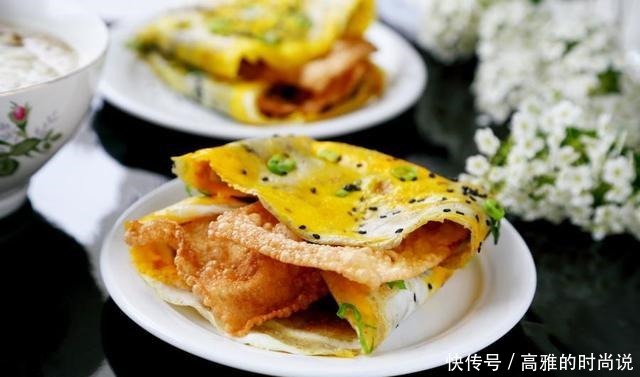 想吃煎饼果子不用出去买了,在家这样做,三分钟摊一个,太好吃了