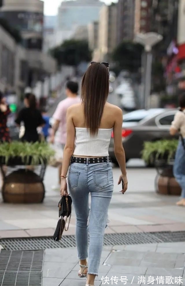 牛仔打底裤 白色露背上衣搭配蓝色牛仔打底裤,让人头疼的问题,色彩单一