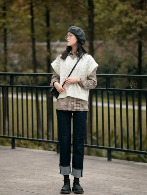 直筒裤 身材五五分的女人,劝你别穿阔腿裤,换成“直筒裤”,更遮肉显高