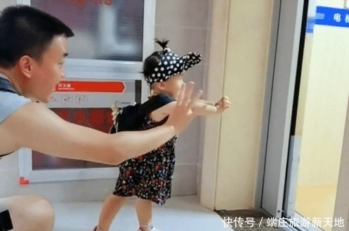 爸爸的“神功”，宝宝已经学到了精髓，妈妈在一旁傻了眼