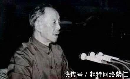 郭沫若!康生说自己用脚趾夹根棍写得都比郭沫若强,是真的吗?