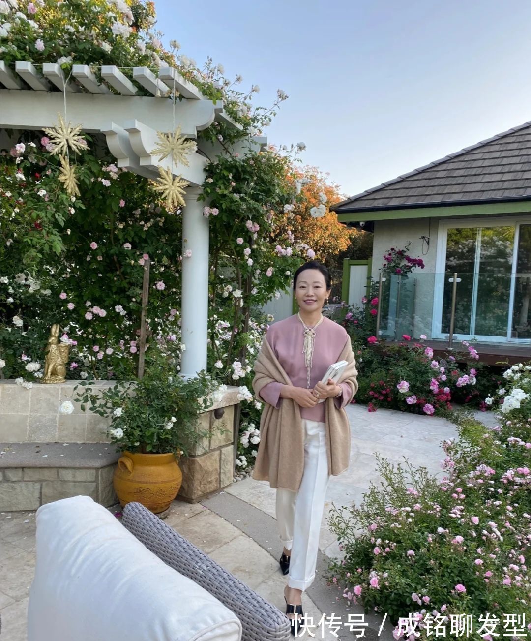 优雅|60岁的女人原来也可以这么美!自然真实不装嫩,一举一动皆优雅