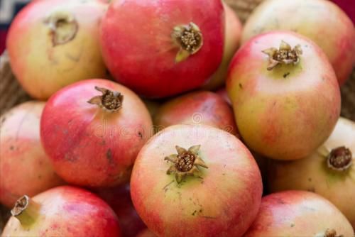 成熟度|秋天吃石榴好处多,买石榴别专挑大的,牢记3个要点,鲜甜又多汁