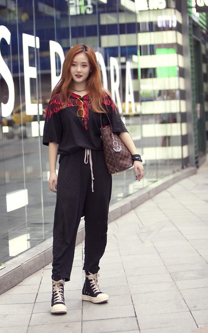 身材高挑|美女梳了一个高高的辫子,长袖上衣配微喇叭裤,在舒适中绽放唯美气息