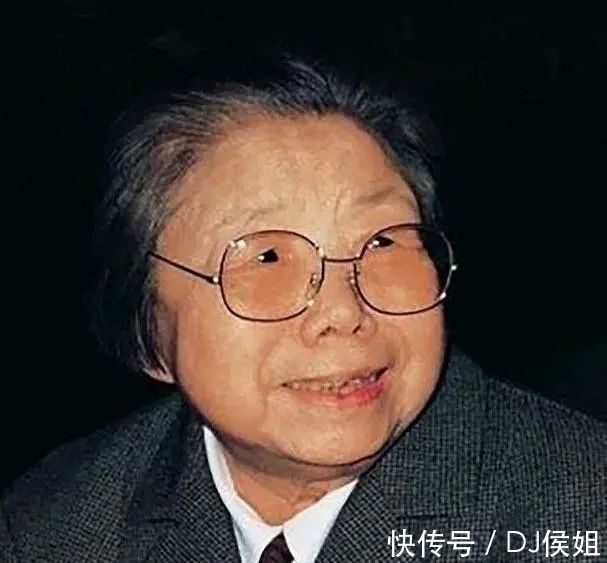 邓妈妈#80岁邓颖超为泰山题写了11个字,褪去了晋唐气,多了些童真童趣