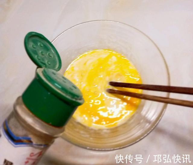 香椿也能做成小甜品,1把香椿2个蛋,撒把面粉成面卷