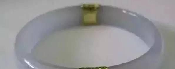 女子摔坏130万翡翠手镯,被店主要求索赔,最终却倒赚70万