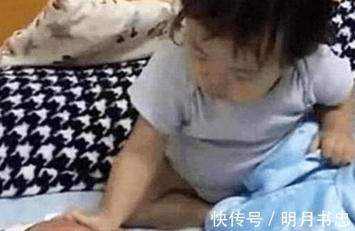 吵醒|2岁姐姐午睡被弟弟吵醒,姐姐反应让人心暖,网友:又想骗我生女儿