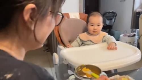 二胎家庭|亲姐餐桌上“大吼”弟弟吃饭引热议,网友:君子报仇,十二年不晚