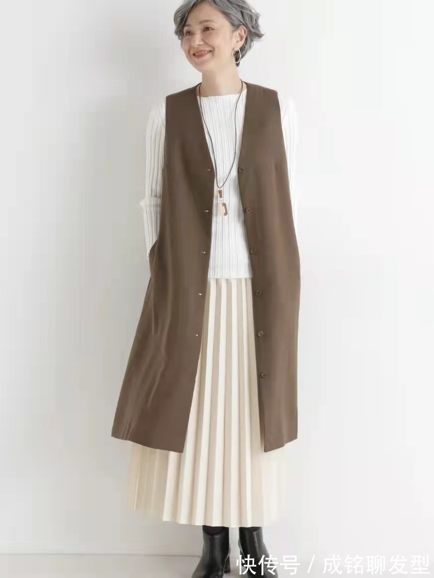 气质 白发再多也阻挡不了变美,60岁也能穿出超模气质,时尚又显年轻