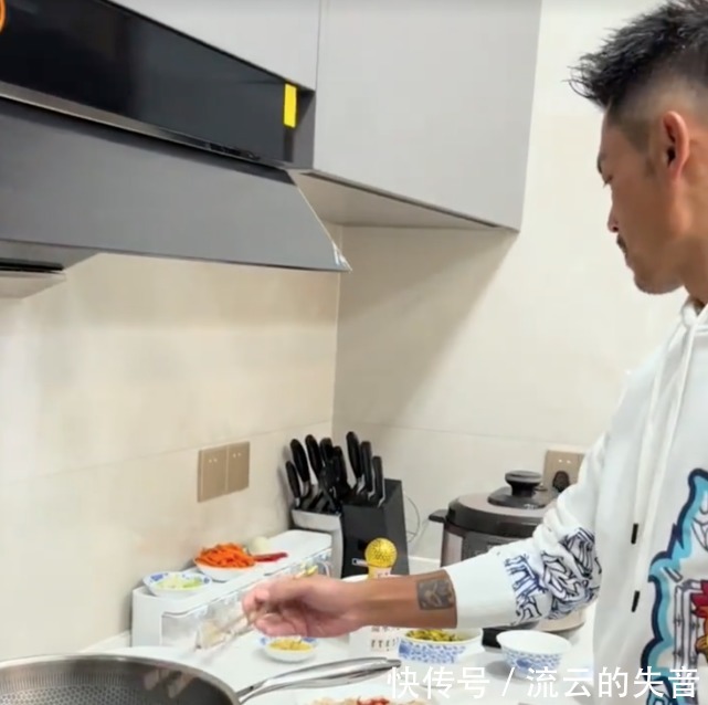 小羽|林丹陪家人过年亲自下厨,谢杏芳贴心为老公拍照,与婆婆相处融洽