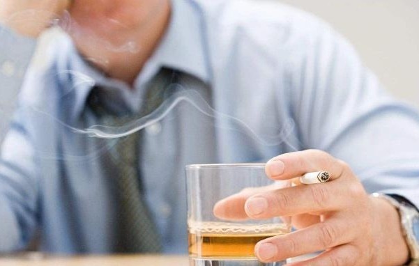 生活|悄悄“偷走”寿命的五个习惯,熬夜仅排第二,再舒服也尽量忍住