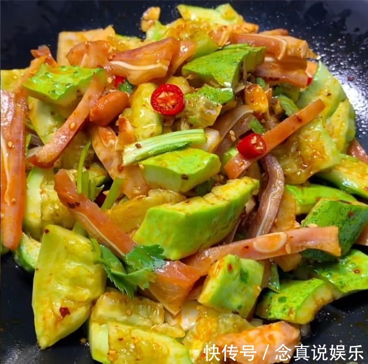 制作简单的几道凉拌下酒菜，清爽可口味道鲜美，煮煮拌拌就能上桌