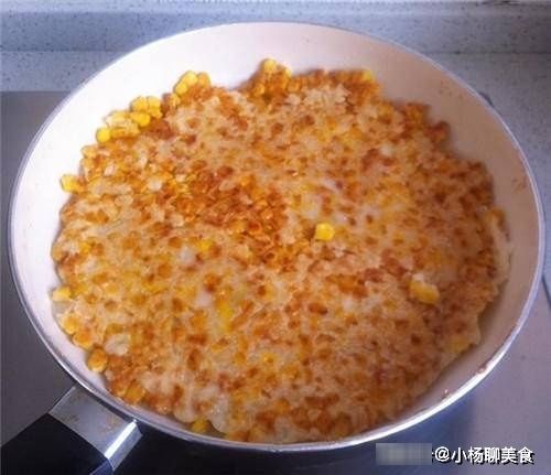 早餐|玉米别只会煮着吃，加上淀粉锅里一放，5分钟搞定全家早餐