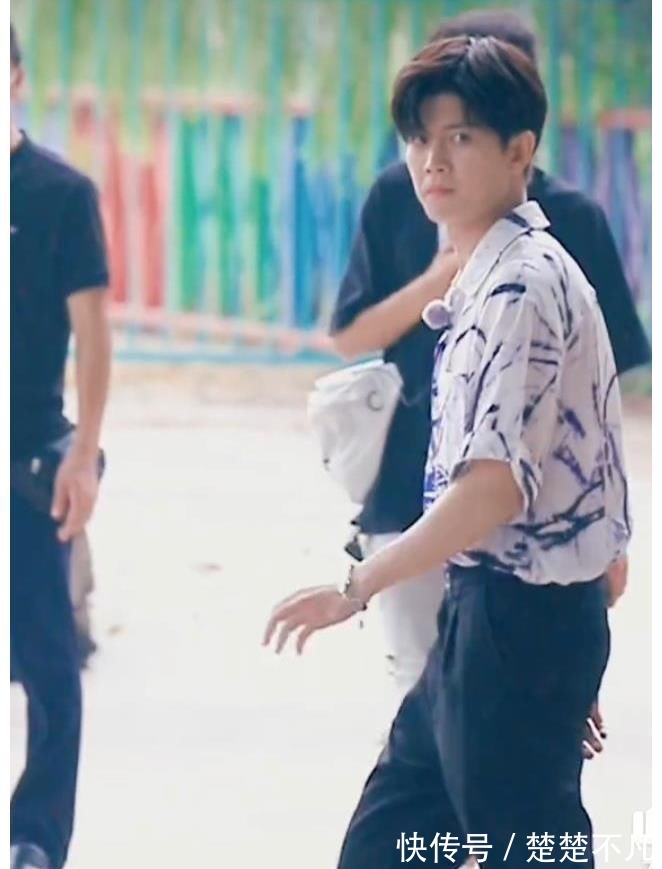 任嘉倫穿花衣錄制綜藝:看身形又消瘦了些,卻仍不忘跟粉絲揮手