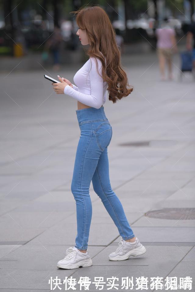 阿成|白色长袖搭配蓝色牛仔裤，清新甜美，青春有活力