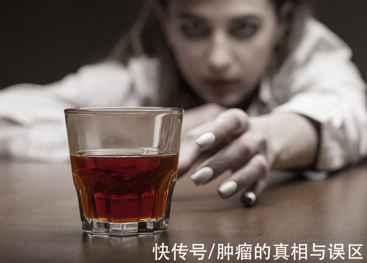 酒精性肝炎|好酒的人，戒酒后肝能变好吗？出现4个症状，或是肝在求你戒酒