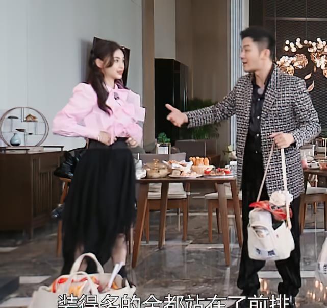 肚子|baby吃了三碗小餛飩, 當(dāng)她站起來看到肚子, 網(wǎng)友: 是我的眼花了?