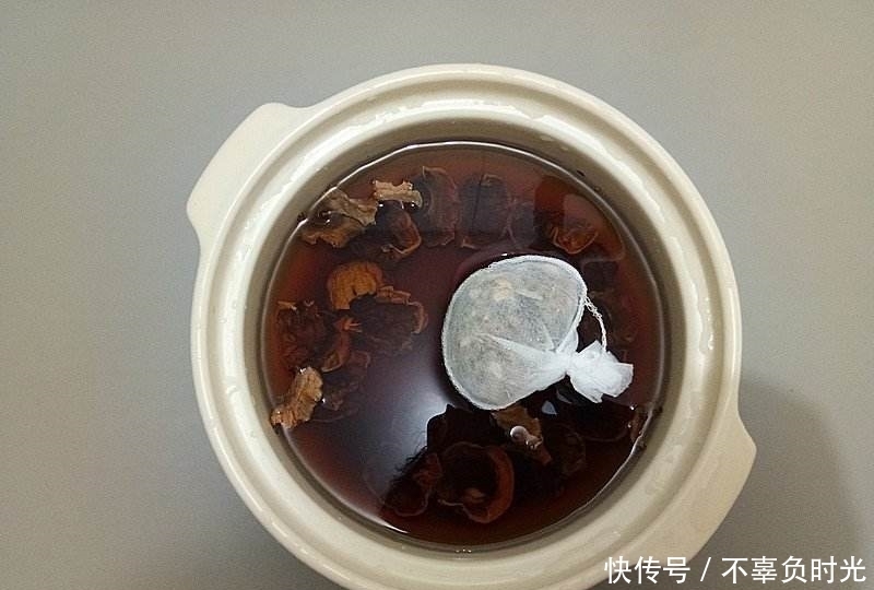  缓解|吃核桃都把核桃壳扔了？大错特错！缓解咽炎效果好，别再扔了！