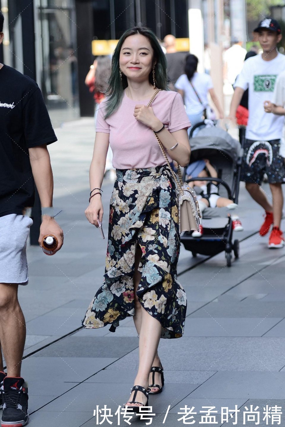 街拍：相当有气质的北方美女, 虽然有点小肚子, 这样另类的女孩子你咋看