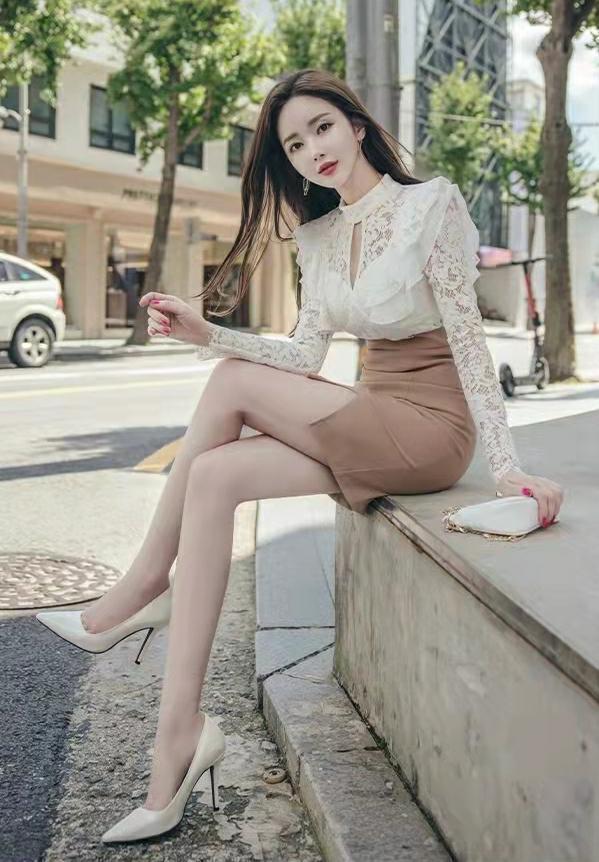 搭配|白色蕾丝上衣与半身包臀裙的搭配,高贵优雅,展现女人韵味
