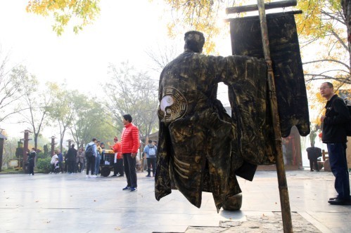 表演|小伙扮铜像街头表演人体悬浮术,有人抢着合影,有人急着揭秘