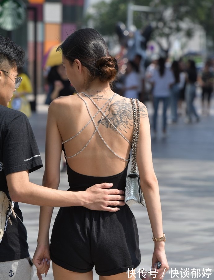 时尚穿搭 苗条女生的时尚穿搭,选择修身“露背装”,既显腿长又有个性!