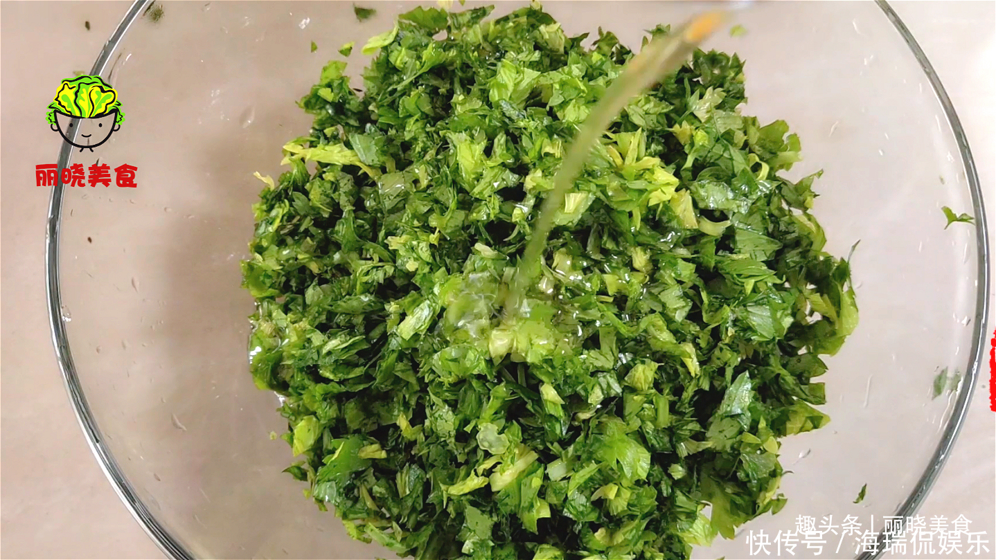 好吃|芹菜叶别丢了,教你一种超美味吃法,简单好吃味道足,越吃越想吃