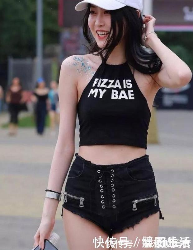 穿法 黑色挂脖露肩装搭配黑色小短裤,清凉迷人,尽显大长腿