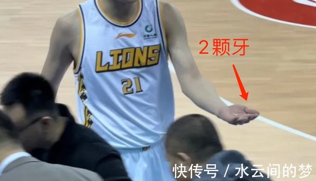 广厦队|CBA怎么了曾繁日垫脚,赵岩昊被打掉2颗牙,韩德君罕见发怒