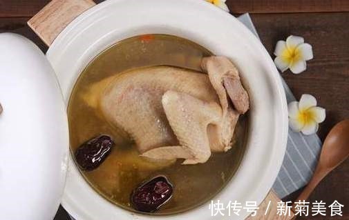 炖鸡汤时，先焯水还是直接炖教你正确方法，鸡汤鲜美好喝还不腥