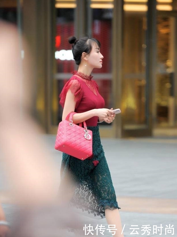  魅力十足|魅力十足的牛仔裤小姐姐突显腿部迷人轮廓，尽显美轮美奂的气质！